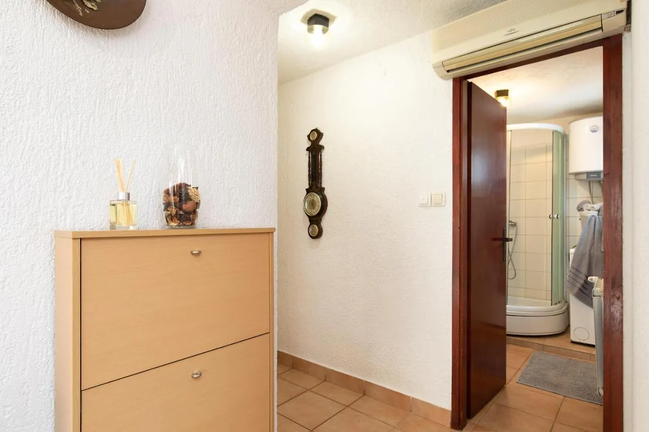 Apartman Umpa Omisalj 0*,  Croatia